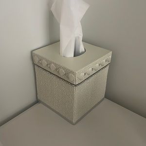 Shells and diamonds tissue box holder